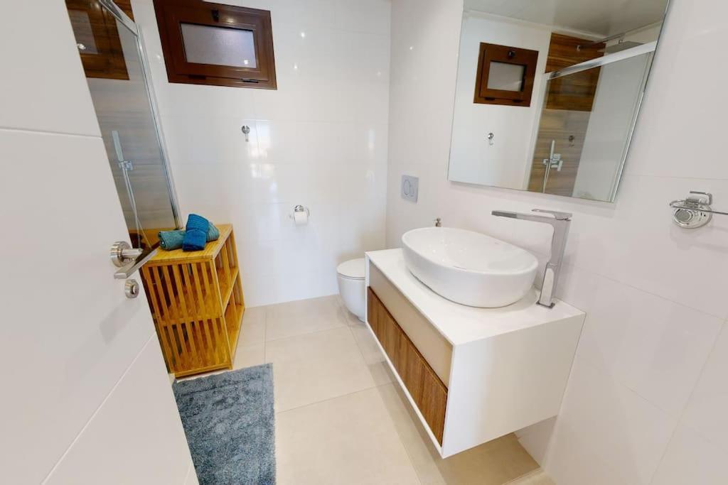 Apartman S Vlastnim Bazenem Oriola  Exterior foto